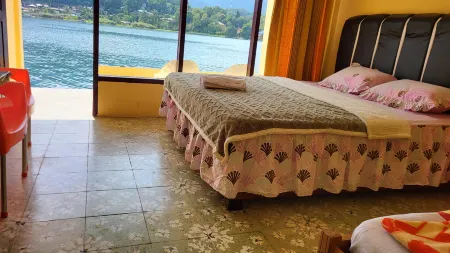 Abadi Guest House Tuktuk Отели в г. Samosir Regency