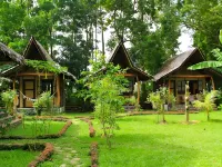 Fox & the Firefly Cottages Các khách sạn gần St Peter's Church