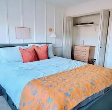 Downtown Designer Duplex close to Beach! Spa Tub, Sunroom, Game Room, EV & more!