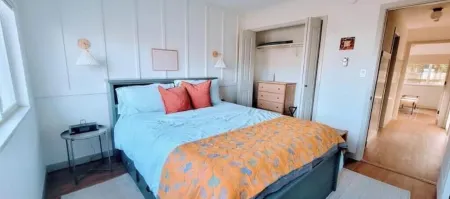 Downtown Designer Duplex close to Beach! Spa Tub, Sunroom, Game Room, EV & more!