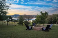 Travis by Avantstay Waterfront Lake Retreat Hotels in Hudson Bend