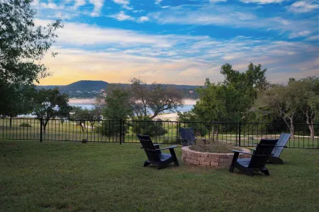 Travis by Avantstay Waterfront Lake Retreat Отели рядом с достопримечательностью «High 5»