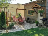 Cozy Charming Convenient Lake Street Retreat Hotels in Sandpoint