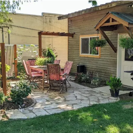 Cozy Charming Convenient Lake Street Retreat