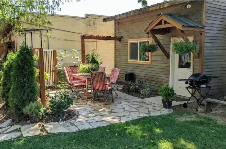 Cozy Charming Convenient Lake Street Retreat Отели рядом с достопримечательностью «Вар Мемориал Филд»