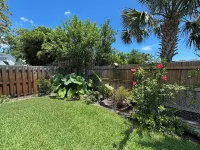 Pool w/slide, low fees, free golf cart, pets welcome. 10 blocks beach-near Mayo.
