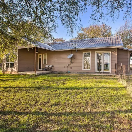 Charming Gainesville Retreat: Barn, Horses Welcome