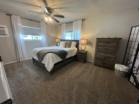 15th St VRBO - 4bd, 2ba only 1mi to Downtown