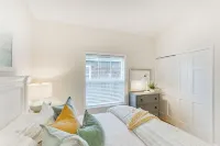 Airy Coastal Escape w/ Deck - Steps to Beach! - que admiten mascotas