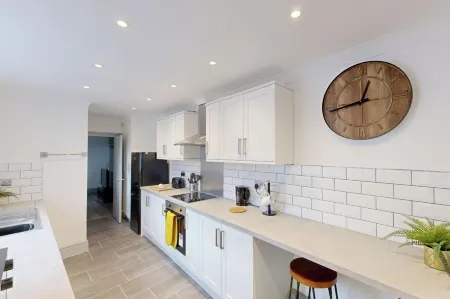 Central Stunning 3-Bed House - Free Parking