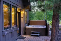 Klamath by AvantStay Premier Lakeside Cabin w Spa Fire Pit Lake Views