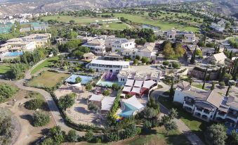Bright apartment with shared pool in Aphrodite Hills