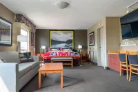 Super 8 by Wyndham Edmonton South - Hot Tub