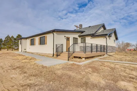 16 Mi to Paint Mines: Spacious Simla Home! Отели в г. Elbert County