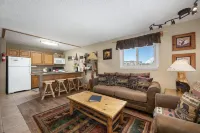 Tranquil End Unit with Modern Kitchen and Cozy Fireplace - Charming Retreat Hotels in Winter Park