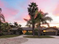 Stunning Private Resort with a Pool and Hot Tub Hotels in San Marcos