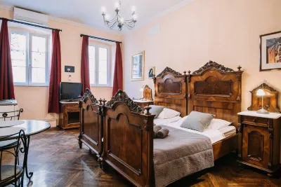 Amoret Apartments