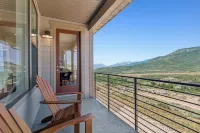 Park City close-4-bedroom, 3.5 bath new home with Fast WiFi, AC, Garage & VIEWS!