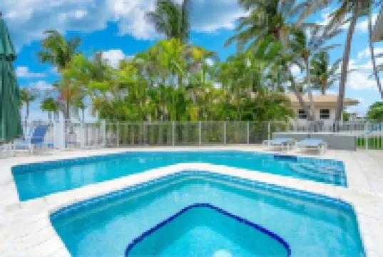 Waterfront Key Colony Beach, Pet-Friendly, Pool, Hot Tub, Deepwater 150 ft Dock Hotels in Key Colony Beach