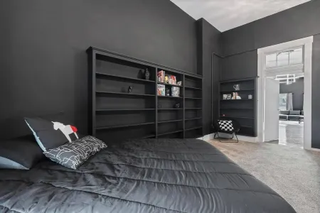 Spacious Luxury Black Downtown Apartment - Minutes from WEC!