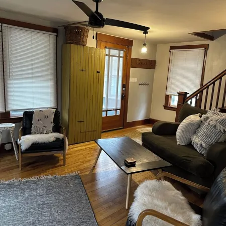 Charming 2-bedroom house in welcoming Saint Johnsbury with WiFi, AC