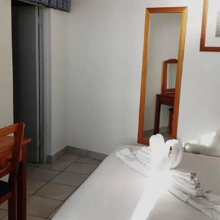 SolSands Hotel & Self-Catering Отели рядом с достопримечательностью «Компания Плейхаус»