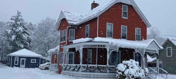 Updated Village Victorian on Ski Shuttle, walk to all amenties in town! Hotels in Ludlow