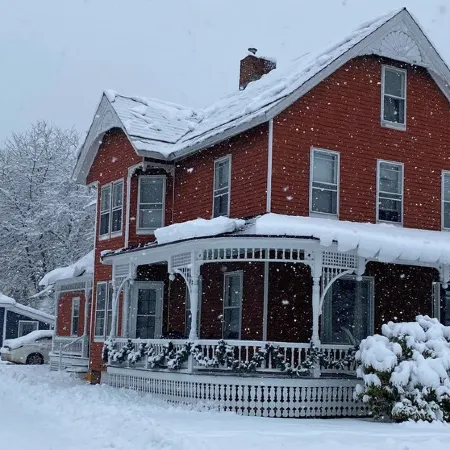 Updated Village Victorian on Ski Shuttle, walk to all amenties in town!