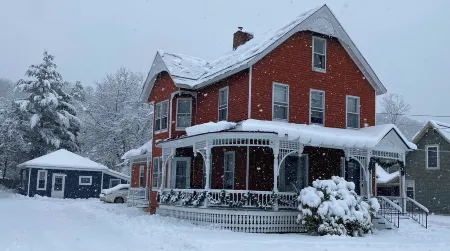 Updated Village Victorian on Ski Shuttle, walk to all amenties in town!