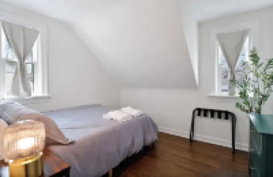 Downtown 2 BR Cottage w/ King Bed Hôtels à : Valparaiso