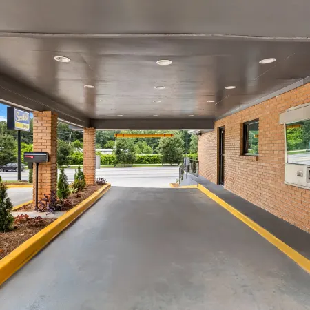 Scottish Inns - Atlanta Отели рядом с достопримечательностью «Станция метро "Гамильтон Э. Холмс"»