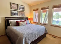 3bd/2.5bth Townhome w/attached garage + Arcade game - Walk to free bus stop