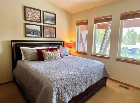 3bd/2.5bth Townhome w/attached garage + Arcade game - Walk to free bus stop Отели рядом с достопримечательностью «Grand Park Community Recreation Center»