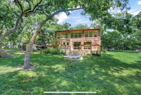 River Front House sleeps 25 Отели рядом с достопримечательностью «Guadalupe River»