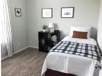 Five ⭐️ Clean!  King ensuite next to Crossroads Park. Hotels in Temple