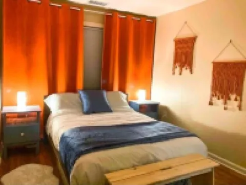 Enjoy Lakefront Sunsets in Cozy 2BR Cottage Escape