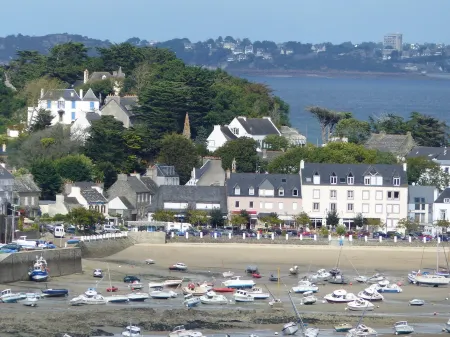 Brittany, Locquirec, vacation home 300m from the beach Отели в г. Локирк