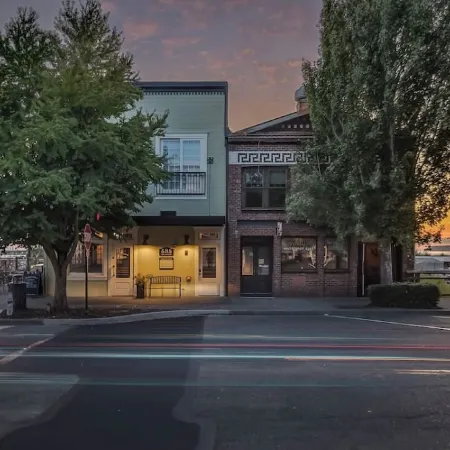 “Inn on the Harbor” Stunning sunsets, centrally located, cozy getaway!