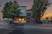 “Inn on the Harbor” Stunning sunsets, centrally located, cozy getaway!