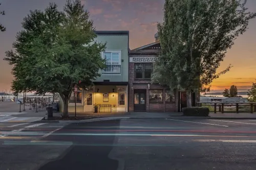 “Inn on the Harbor” Stunning sunsets, centrally located, cozy getaway!