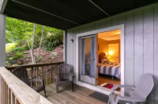 Mountain Views and Cozy Fire Pit - Charming Retreat