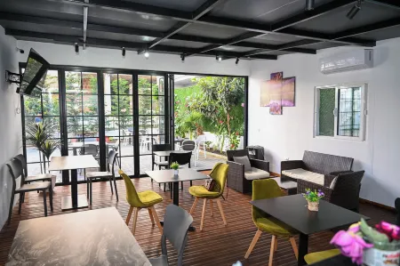 Vila Aaron Отели рядом с достопримечательностью «Beach of Durrës»