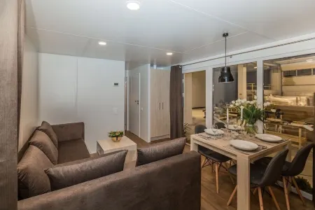 Upscale mobile home on Lake Murnersee with hot pot