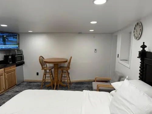 Cozy 1-bedroom apartment in charming Schenectady just renewed has AC HEAT WIFI