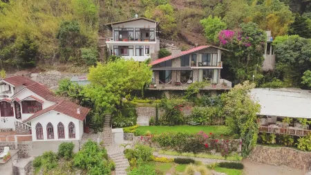 Marvelous brand new, lakefront 2-bedroom house with WiFi in Santa Cruz la Laguna