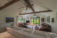 Basecamp to Tetons Fire Pit + Near Jackson WY Hotel a Alpine