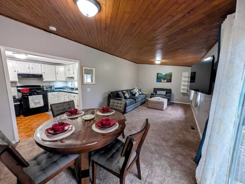 Charming 3-bedroom house with garage in family neighborhood. Hotels in Clay