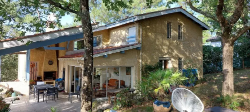 5-bedroom villa 200 m from the lake and 5 min from the ocean