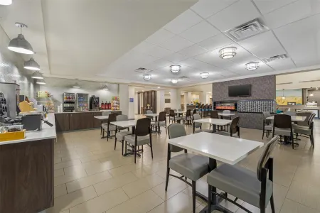 Best Western Plus McPherson Отели в г. Макферсон