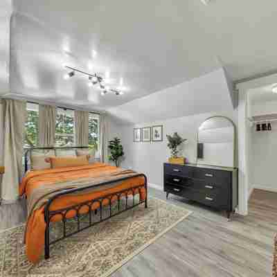 Charming 2-bedroom duplex apt with WiFi, AC in peaceful Oak Park Sacramento Rooms
